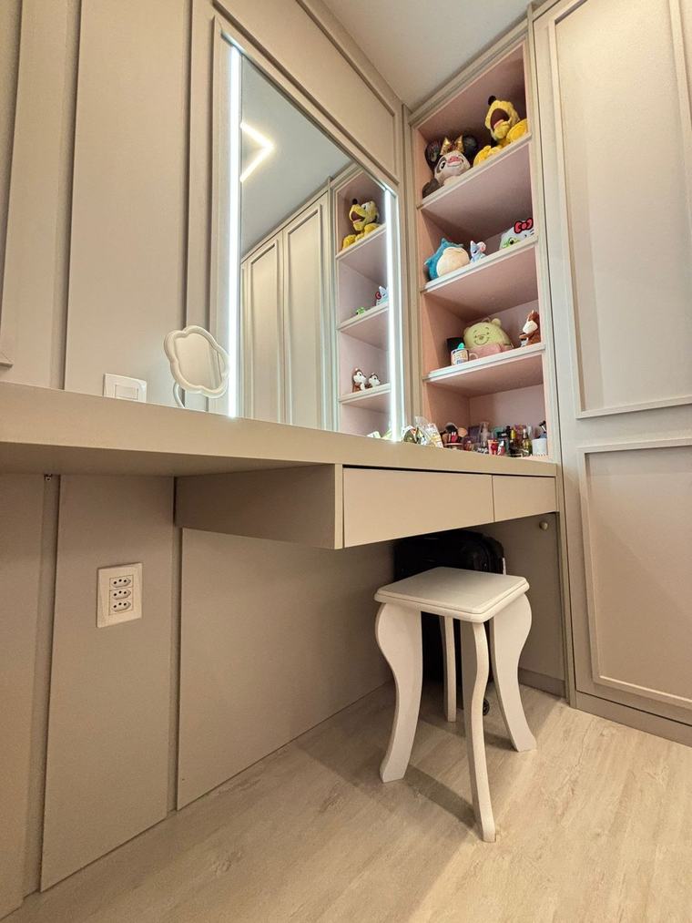 Closet e penteadeira planejados com espelho iluminado