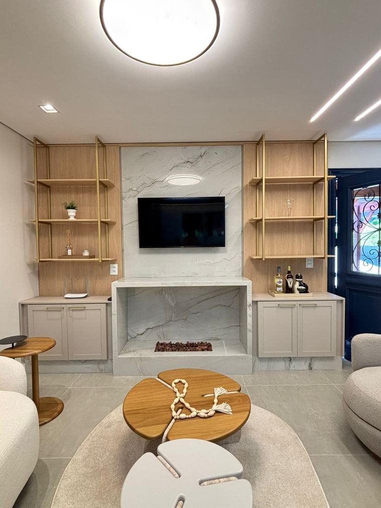 Sala de estar planejada com painel de mármore